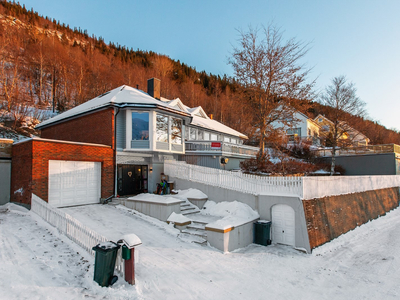 Åsen - Flott, innholdsrik og familievennlig enbolig over tre plan - Garasje - God utsikt