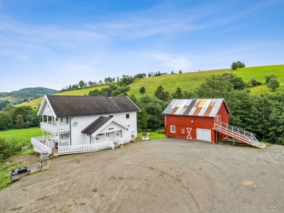 Småbruk med sentral og landlig beliggenhet | Driftsbygning med låve | 8,6 mål | Stor gårdsplass | Solrikt | Flott utsikt