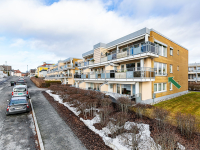 Attraktiv, lys 3-roms endeleilighet. Sjøutsikt og ettermiddags-/kveldssol på balkongen. Garasjeplass med lader.