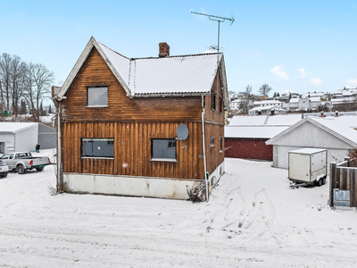 Eldre tomannsbolig benyttet som enebolig senere år. Totalt oppussingsobjekt. Nyere dobbel garasje.