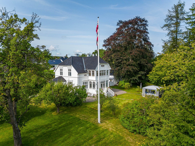 En klassisk og svært innbydende villa på en stor solrik og velstelt eiertomt på 3,3 mål - grensende til Rosahaugparken!