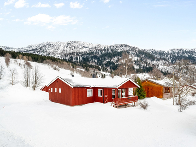 Enebolig med landlig og sentral beliggenhet på Voll - Garasje m/bod på ca. 42 kvm - 1 mål tomt