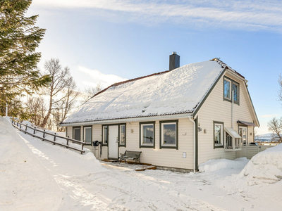 ENEBOLIG MED SVÆRT FLOTT BELIGGENHET | Dobbelgarasje | Strålende solforhold | Fin utsikt | Toppen av øya | Barnevennlig