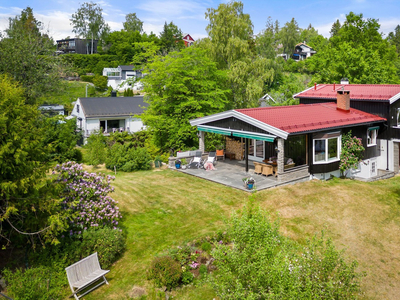 Flott familiebolig beliggende på et høydedrag med utsikt og gode solforhold! Flott hage, solrikt, 5 min til T-bane!