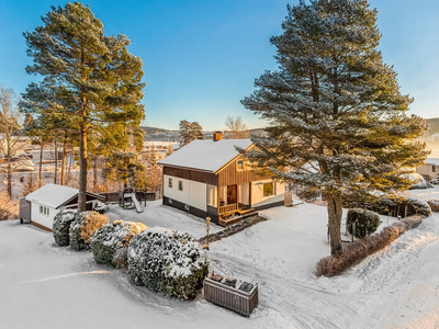 Innholdsrik enebolig med 4 sov. - 2 bad og vaskerom - stor tomt - garasje - kjeller!