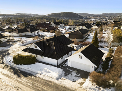 Innholdsrik familiebolig med hele 5 soverom. Attraktiv beliggenhet nær skole og idr.anlegg. Fin tomt og dobbel garasje.