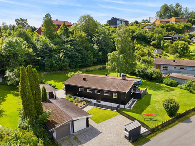 Lekker og romslig enebolig med nydelig solrik tomt på 1,9mål - Garasje - Kjeller med egen inngang - 301m² BRA