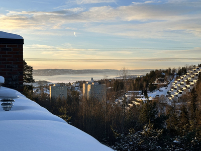 Nyoppusset lekker selveierleilighet med vestvendt terrasse og fantastisk utsikt | 3 Soverom | 2 Bad | Peis | Garasje