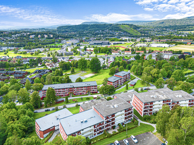 Romslig 4-roms leilighet med unike utsikts og solforhold. Ettertraktet beliggenhet med 2 balkonger & garasje.