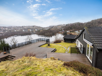 Enebolig med 4 soverom & 2 stuer, nylig modernisert. Uthus og fantastisk terrasse og beliggenhet. Solrikt & barnevennlig