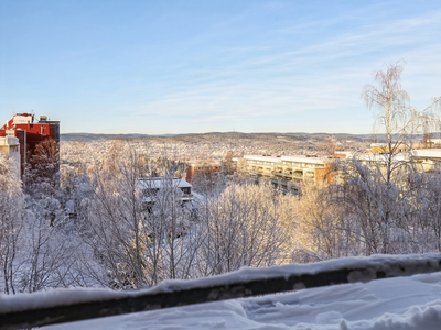 Stor 3-roms(opprinnelig 5-roms) i 3. etasje med barnevennlig beliggenhet|Solrik balkong|Garasjeplass|Oppgraderingsbehov!