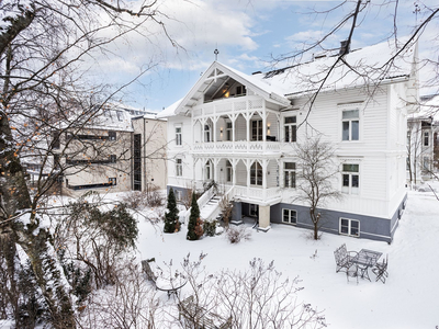 Unik og innholdsrik toppleilighet med fantastisk beliggenhet. Balkong og felles hage. Mulighet for hybeldel. Garasje*