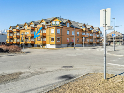 3-roms andelsleilighet sentralt i Leknes sentrum - Parkering i garasjeanlegg - Gode solforhold