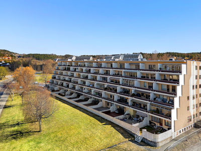 3-roms toppleilighet med solrik vestvendt terrasse, østvendt balkong og garasjeplass. Moderniseringsbehov.