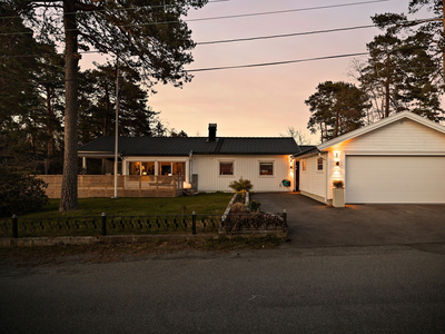 Bergeskogen - Meget pen og oppgradert enebolig på en flate, med ny dobbelgarasje og solrike uteplasser. Rolig gate.