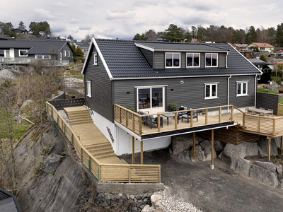 Byskogen - Stilfull og oppgradert enebolig, solrike uteplasser og flott utsikt over fjorden. Høyt og frittliggende!