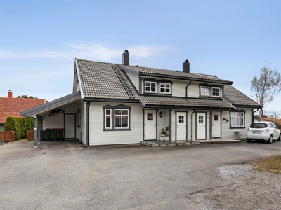 Del av tomannsbolig i ende av blindgate | Skjermet uteområde | Carport