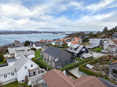 Enebolig med gjennomgående høyt materialvalg. Flott utsikt mot Hafrsfjord. Idyllisk og etterspurt beliggenhet.