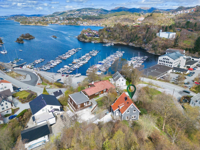 Enebolig med hage, parkering på eiendommen og gode sol- og utsiktsforhold.