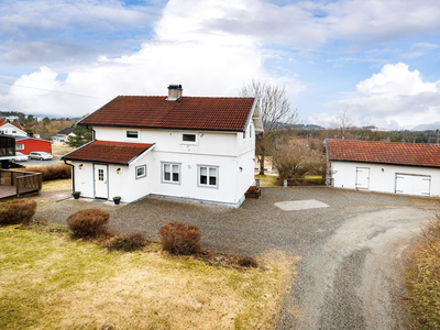 Enebolig på stor tomt i barnevennlig og solrikt boligområde - Nærhet til sentrum, barnehager og skoler!