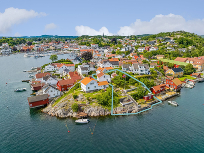 Fantastisk eiendom med en herlig beliggenhet på Biodden | Egen strandlinje, brygge, naust | Sjøutsikt | Ingen boplikt