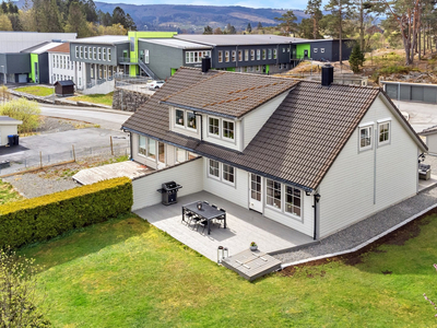 Fin halvpart av tomannsbolig med garasje sentralt på Leknes. 3 soverom. Solrik hage og stor terrasse.