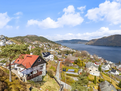 Flott enebolig med nydelig utsikt og gode solforhold. Garasje. Stor uinnredet kjeller. Bad fra 2023.