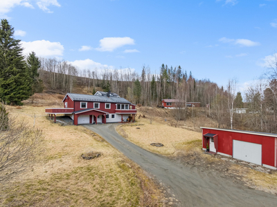 Flott enebolig med romslig og solrik tomt på 3,4 mål og herlige uteområder | 2 garasjer - 4 soverom - Velholdt standard