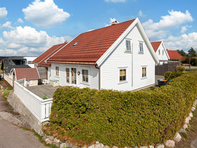 Flott familiebolig i kjede, med garasje og fine utearealer. 2 bad og stor stue med ildsted. Idyllisk område!