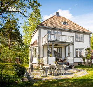 Flott klassisk enebolig på solrik, barnevennlig tomt i hyggelig villastrøk. Nytt kjøkken og bad. Kort avstand til sjøen.