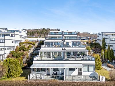 HAMAR - Svært lekker 3-roms terrasseleilighet over to plan. Herlig uteplass med fantastisk utsikt. Garasje.