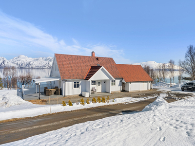 Herskapelig enebolig fra 2006 i fantastiske omgivelser - Stor garasje med innredet loft - Uthus med badstue - Utsikt