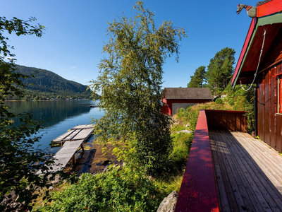 Idyllisk eiendom med enebolig, garasje og anneks |70 meter privat strandlinje og flytebrygge i vannkanten|Blindveg.