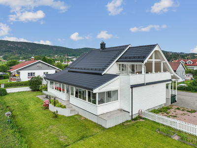 Idyllisk og vesentlig oppgradert enebolig med nærhet til vannet - fjordutsikt - 4(5) sov. - garasje!