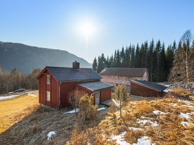 Idyllisk småbruk beliggende i naturskjønne og landlige omgivelser | Låve og garasje | ca. 202 daa. tomt | 2 soverom