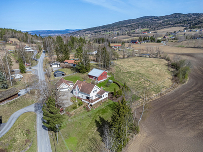 Idyllisk småbruk på ca. 9,6 dekar! Hovedhus, låve med 3 stallplasser, Havnehage til hest - Dobbel garasje m/ eget loft