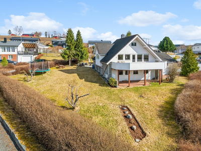 Innbydende enebolig med dobbelgarasje og romslig tomt! Fin utsikt mot Moan og Eidsbotn. Gode solforhold med kveldssol!