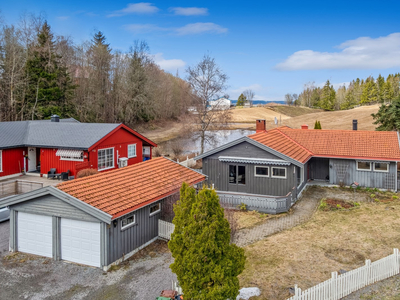 Innholdsrik bolig med to boenheter, dobbelgarasje og romslig tomt.