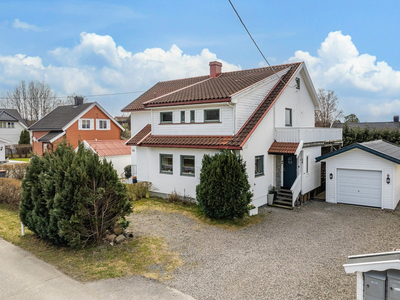 Innholdsrik bolig over 3 etasjer med 4 soverom og 2 bad. Deilig og solrikt uteområde med stor terrasse og pergola.