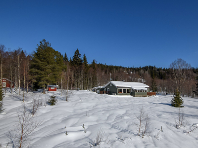 Innholdsrik eiendom i landlige og idylliske omgivelser. Stor tomt. Garasje og stabbur. Fin utsikt, gode solforhold.