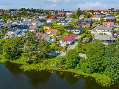 Innholdsrik enebolig i svært ettertraktet område - Utsikt over Stokkelandsvannet - Flott og solrik hage