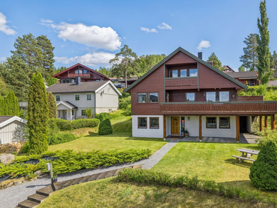 Innholdsrik familiebolig med herlig hage, terrasse på 60 kvm | God utsikt og gode solforhold | Dobbel garasje