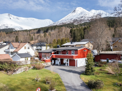 Innholdsrik og flott enebolig - 2 garasjer og elbillader - Flott hage med hagestue - Peis - Terrasse og altan