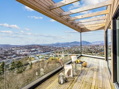 Lekker funkisenebolig med romslig carport. Panoramautsikt og gode solforhold. Meget god standard. Perfekt familiebolig.