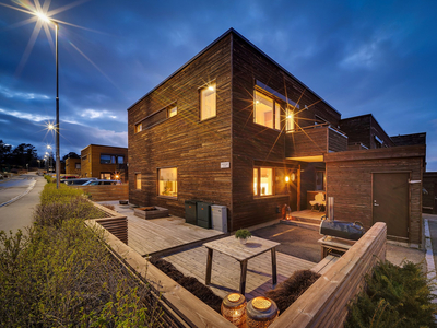 Lekkert og påkostet enderekkehus fra 2012 | Familievennlig beliggenhet | Solrik terrasse på hele 80m² | 2 garasjeplasser