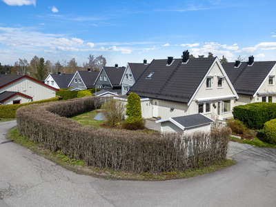 Lettstelt og moderne enebolig med garasje og fine uteplasser. Beliggende i populært og solrikt boområde!