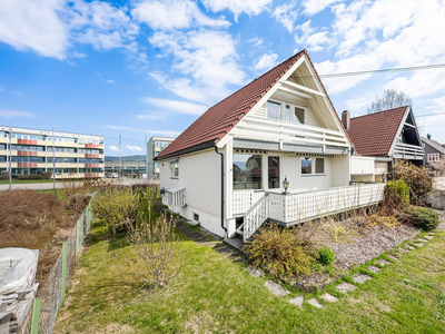 Lierstranda/ Frydenlund - Innholdsrik enebolig - 3 etasjer - Carport/ garasje - 3 sov. - Hage - Bilfri skolevei