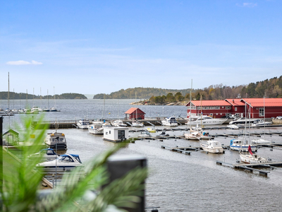 Lys og lekker 3-roms toppleilighet midt i idylliske Son sentrum! Overbygd balkong m/utsikt til fjorden. Heis og garasje.