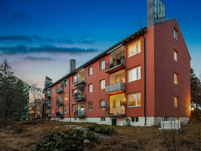 Lys og trivelig 3-roms endeleilighet. Garasje. Solrik balkong med hyggelig utsyn. Trafikkskjermet.