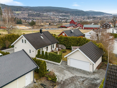 Nyere lekker enebolig m/dobbelt garasje i ende av blindvei. 3 soverom. Kort vei til flotte turområder.